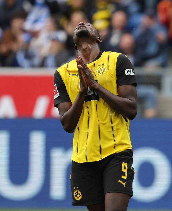 Serhou Guirassy schlägt die Hände zusammen und schaut nach oben.
