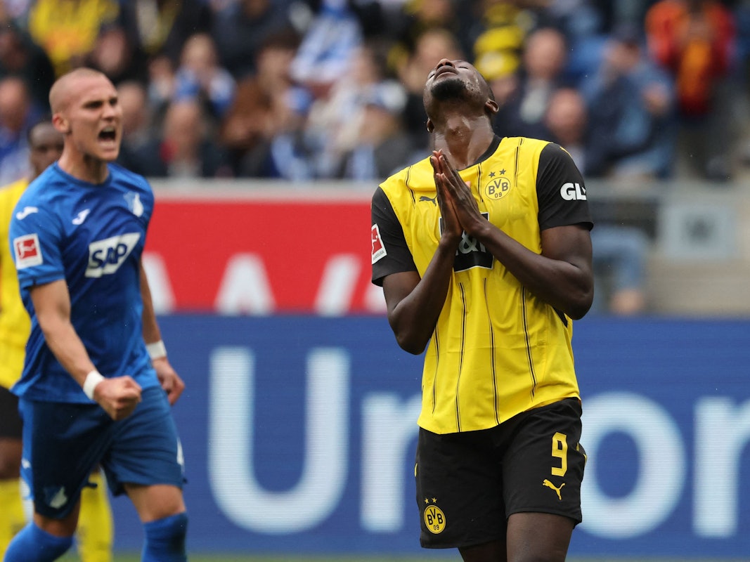 Serhou Guirassy schlägt die Hände zusammen und schaut nach oben.