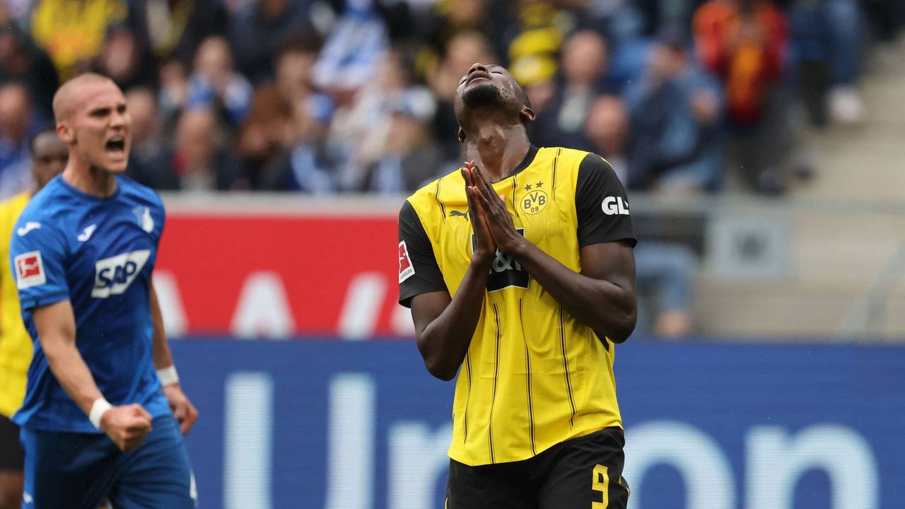 Serhou Guirassy schlägt die Hände zusammen und schaut nach oben.