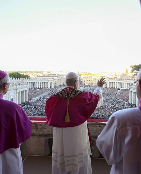 Der neu gewählte Papst Leo XIV., der US-Amerikaner Robert Prevost, winkt nach dem Konklave auf dem Balkon des Petersdoms im Vatikan.