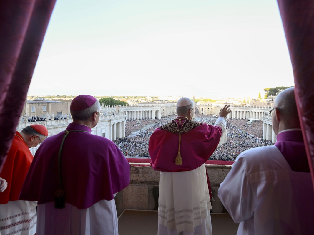 Der neu gewählte Papst Leo XIV., der US-Amerikaner Robert Prevost, winkt nach dem Konklave auf dem Balkon des Petersdoms im Vatikan.