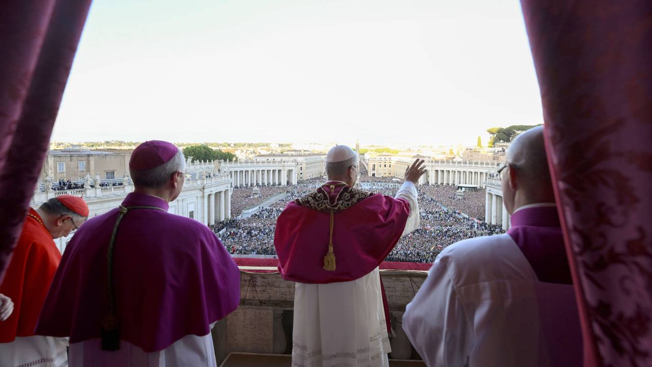 Der neu gewählte Papst Leo XIV., der US-Amerikaner Robert Prevost, winkt nach dem Konklave auf dem Balkon des Petersdoms im Vatikan.