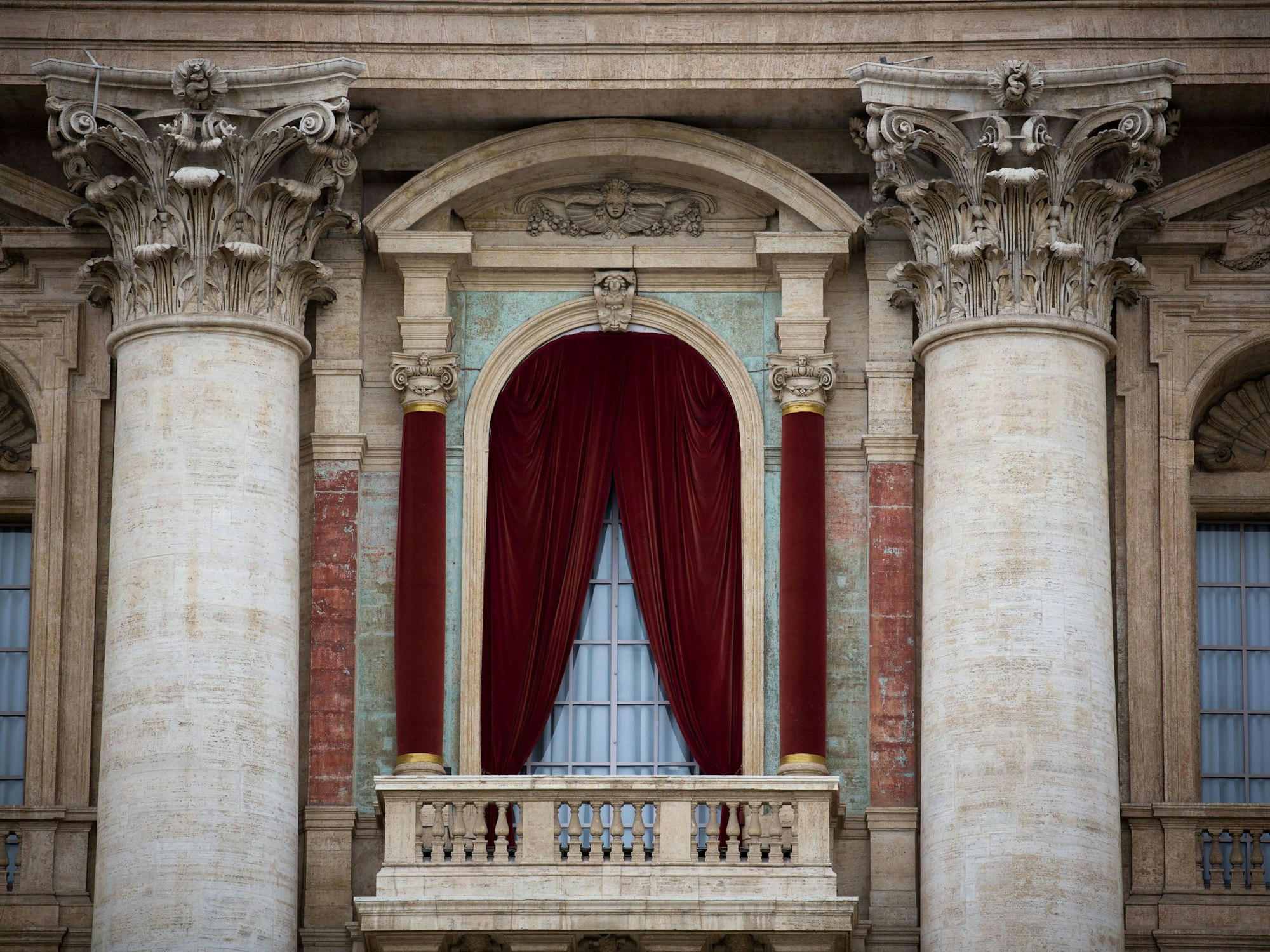 Kurz nach der Papstwahl zeigt sich der neugewählte Papst auf dem Balkon am Petersdom den Gläubigen.