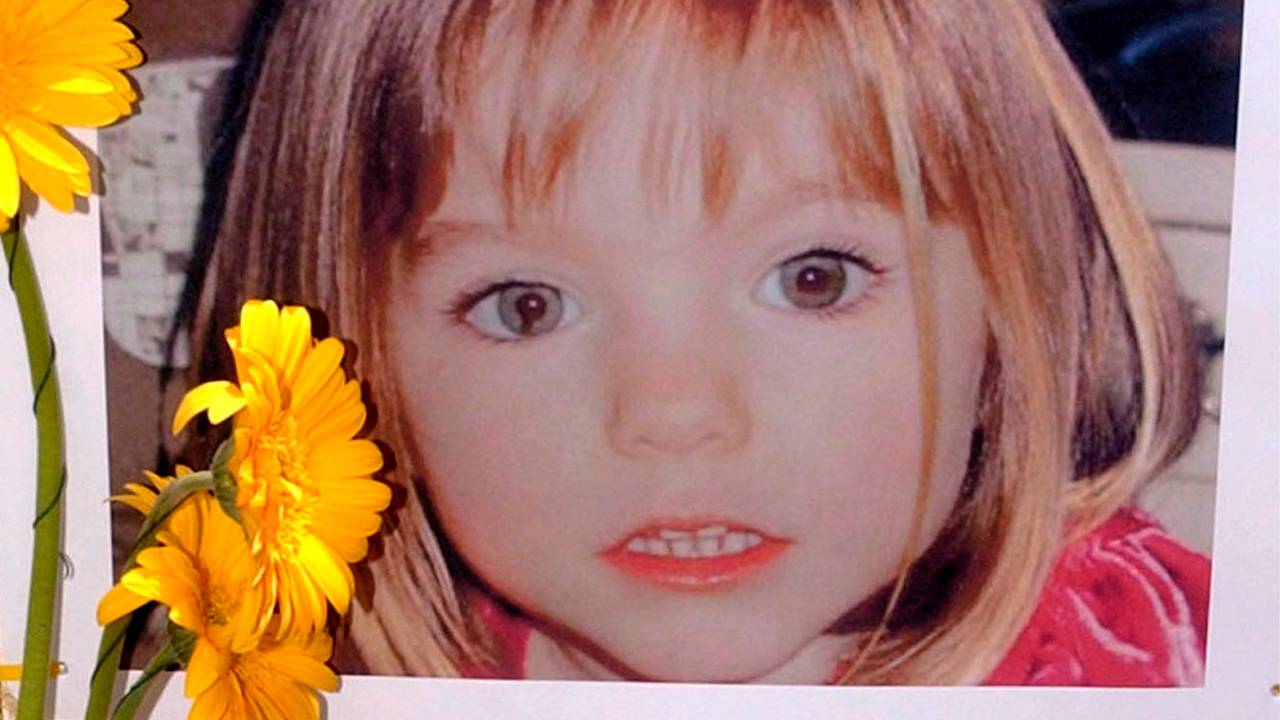 Blumen stehen vor einem Bild, das die verschwundene Madeleine McCann (Maddie) auf einem Foto zeigt, das ihre Eltern im Zusammenhang mit dem Verschwinden des Kindes am 3. Mai 2007 veröffentlich haben.