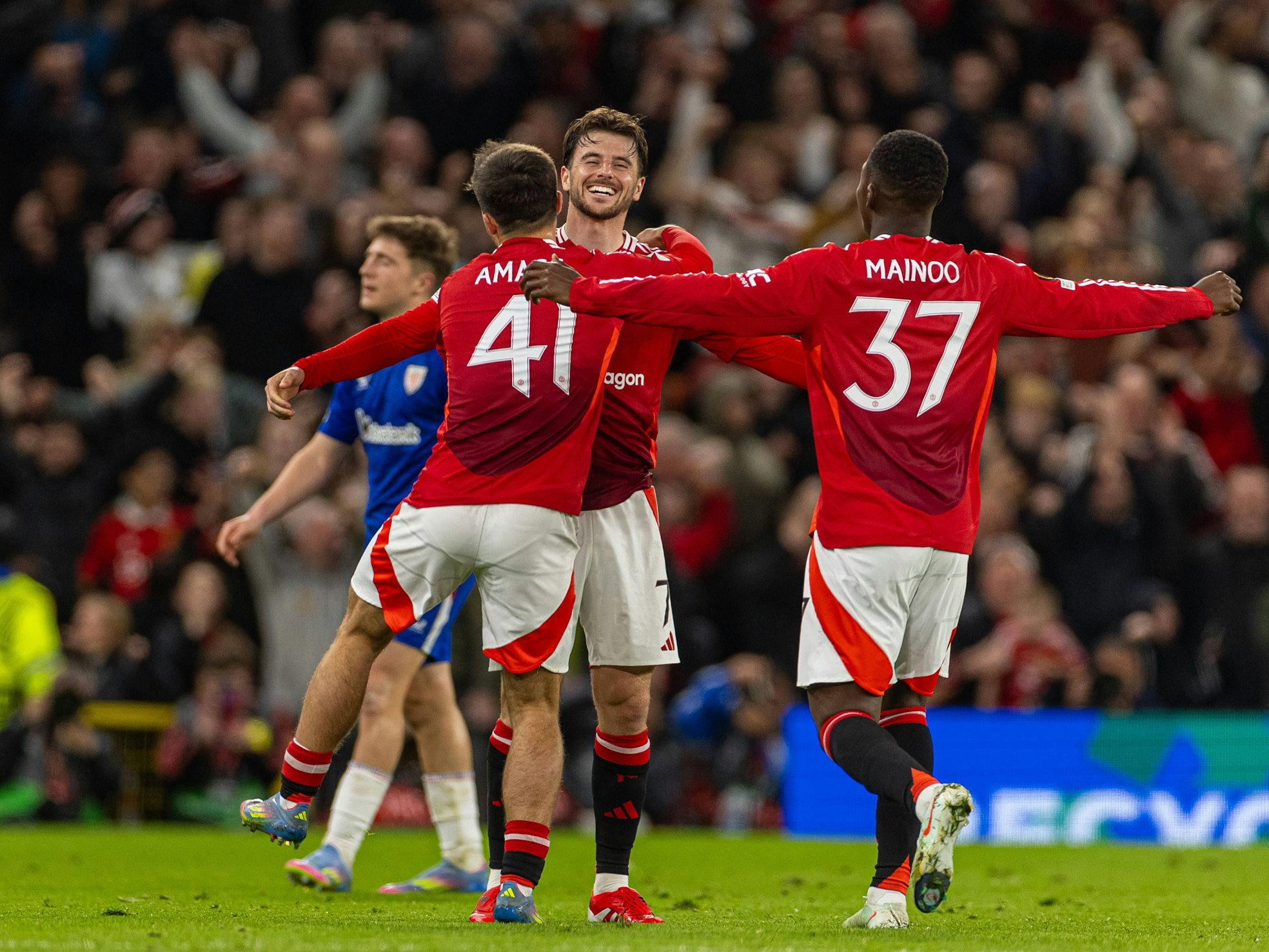 Mason Mount erzielte zwei Tore und jubelt mit seinen Mitspielern.