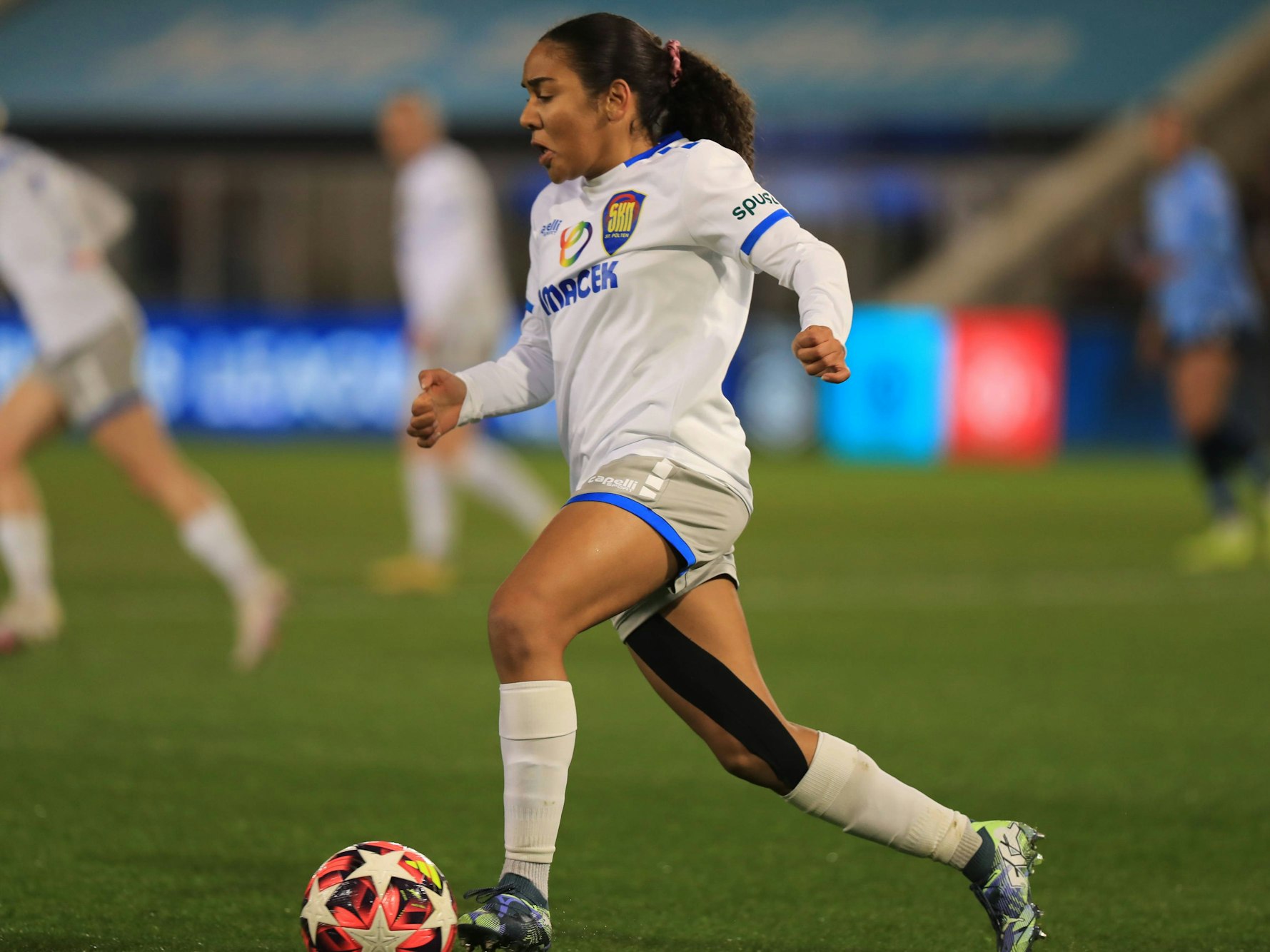 Ella Touon gegen Manchester City.