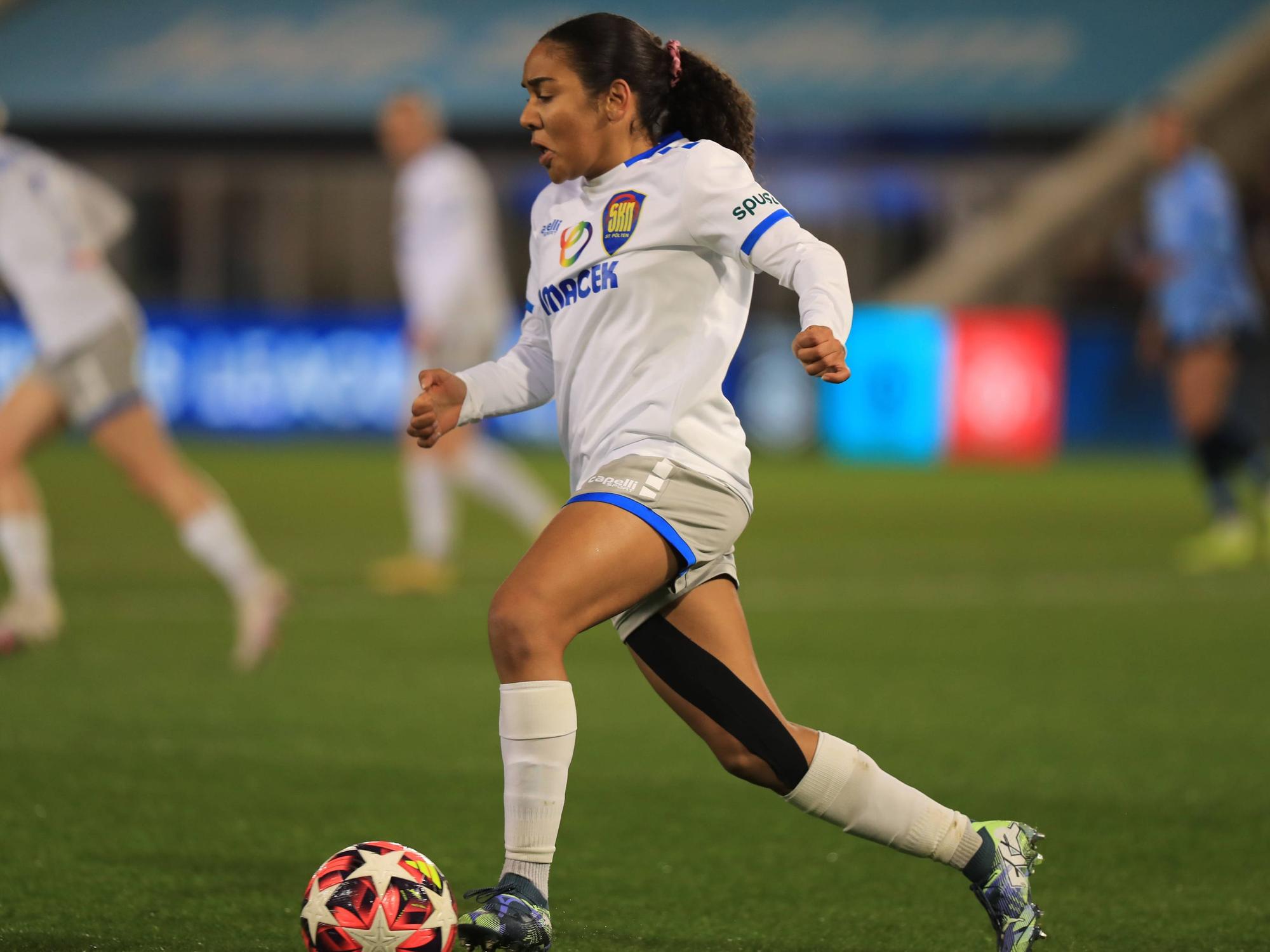 Ella Touon gegen Manchester City.
