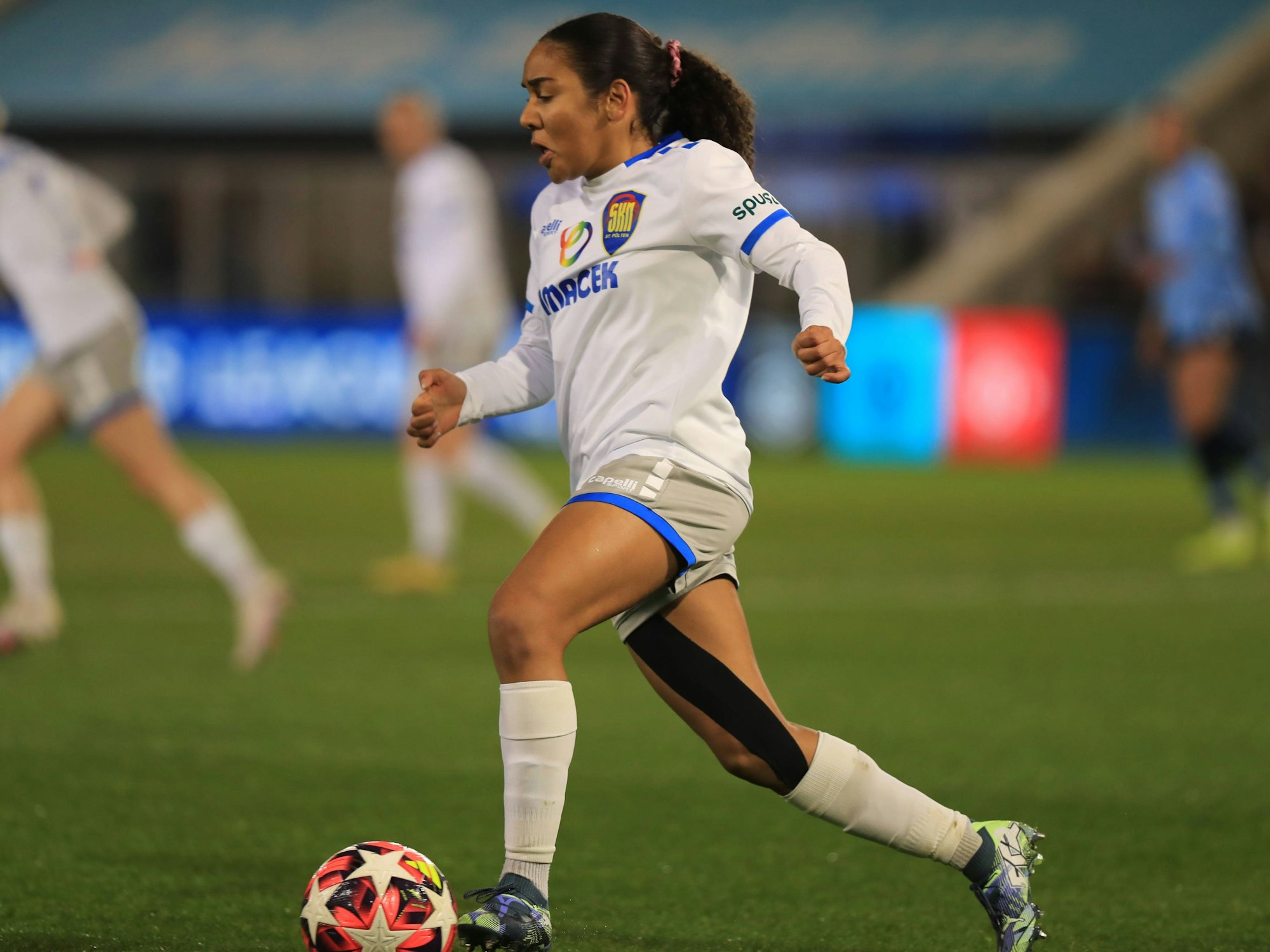 Ella Touon gegen Manchester City.