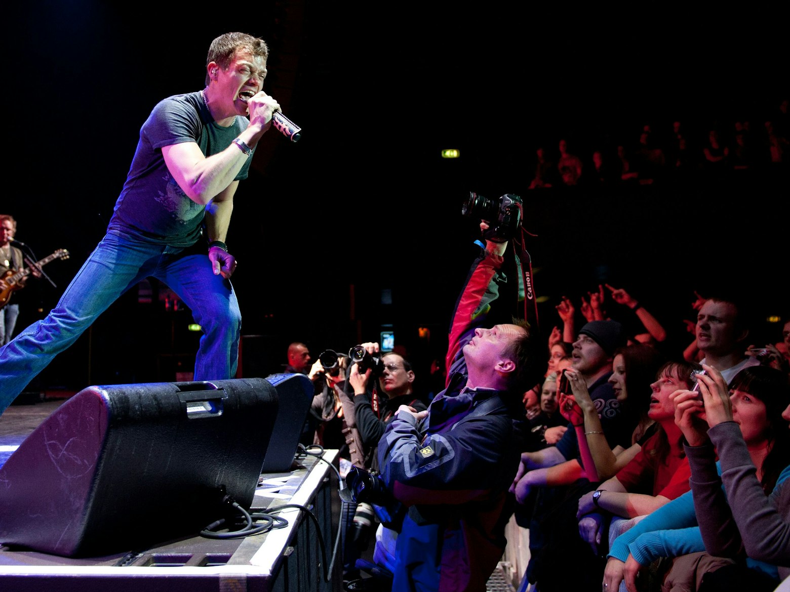 Der Sänger Brad Arnold der US-amerikanischen Rockband 3 Doors Down steht beim Auftaktkonzert der Deutschlandtournee in der Columbiahalle in Berlin auf der Bühne.