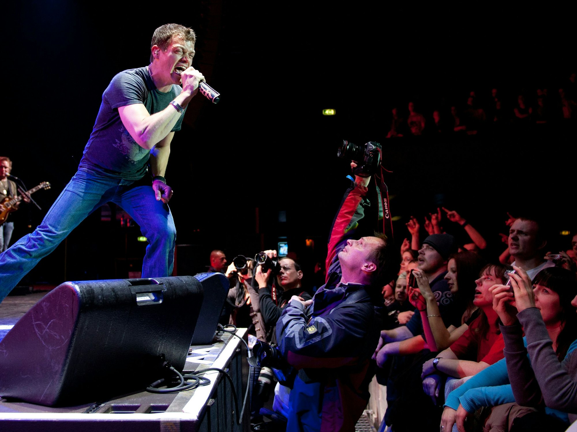 Der Sänger Brad Arnold der US-amerikanischen Rockband 3 Doors Down steht beim Auftaktkonzert der Deutschlandtournee in der Columbiahalle in Berlin auf der Bühne.