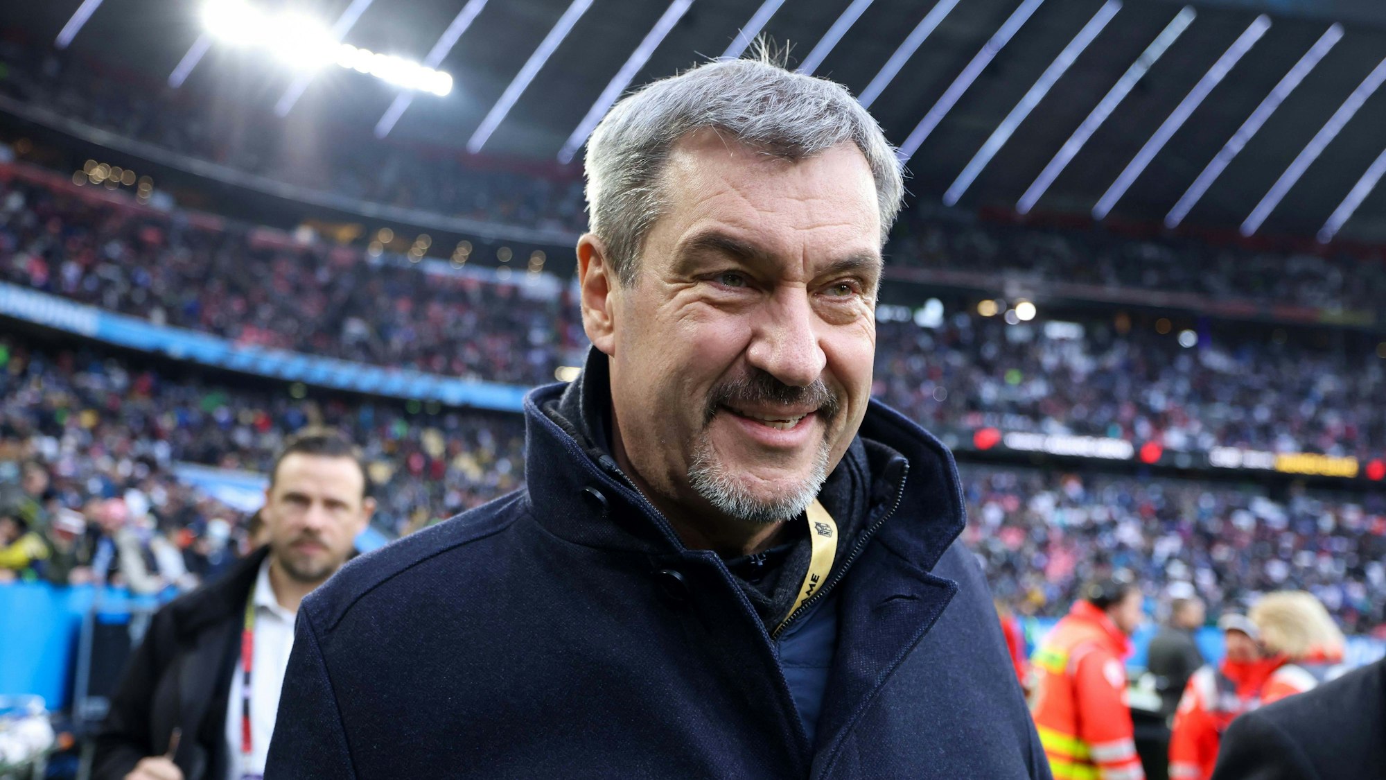 Markus Söder steht in der Allianz-Arena.