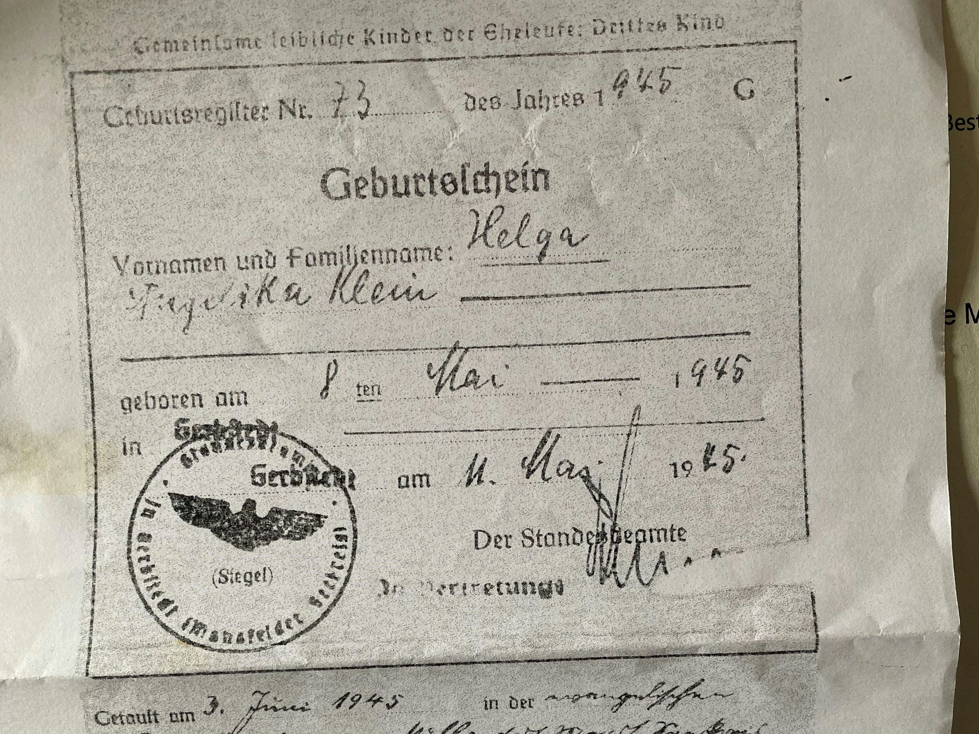 Der behördliche Geburtsschein des Babys Helga Angelika Klein