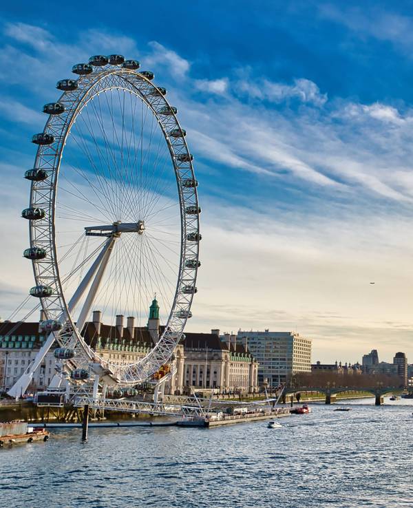London Eye, Themse und Houses of Parliament London s skyline featuring the London Eye, river Thames, several boats, and the Houses of Parliament under a partly cloudy sky. Copyright: xZoonar.com/VasilexJechiux 22876726