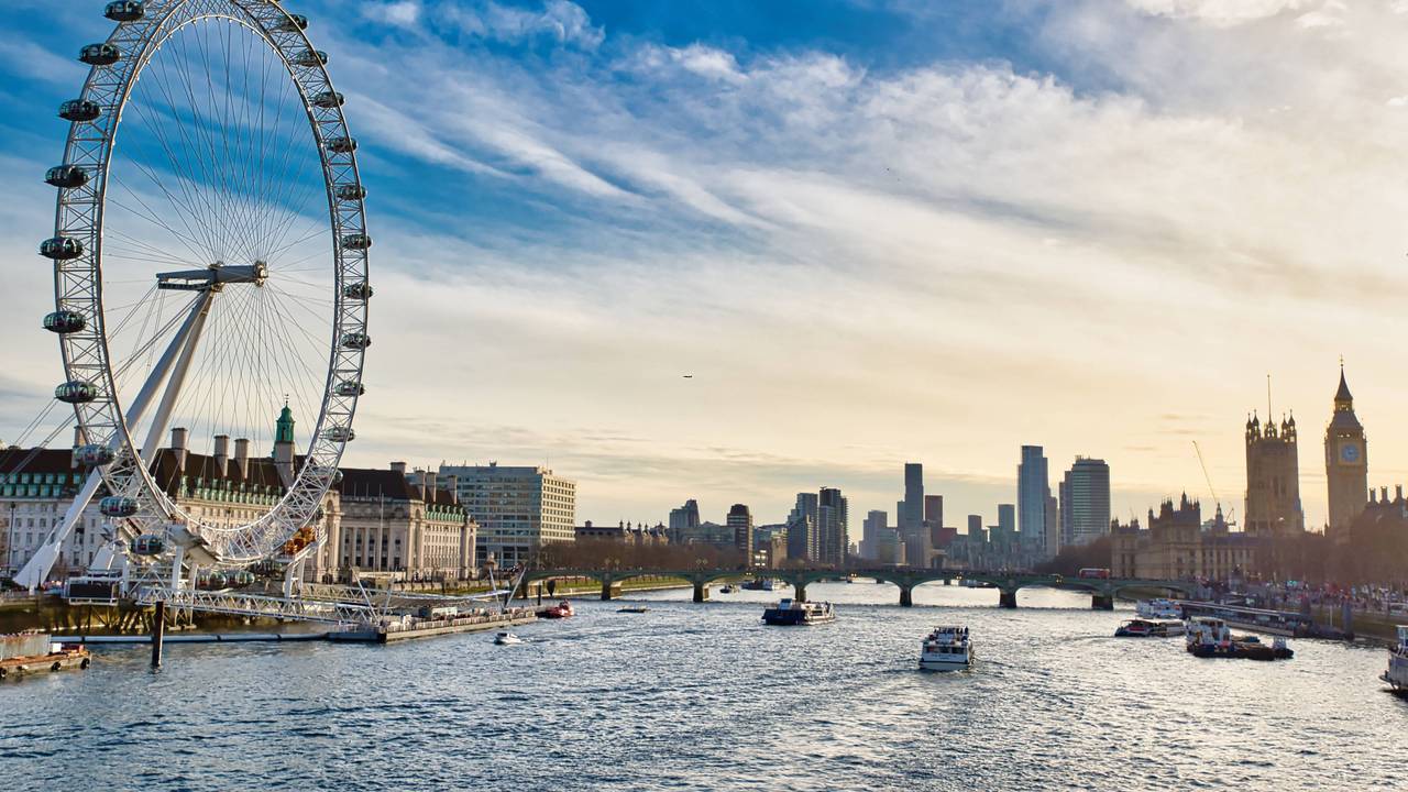London Eye, Themse und Houses of Parliament London s skyline featuring the London Eye, river Thames, several boats, and the Houses of Parliament under a partly cloudy sky. Copyright: xZoonar.com/VasilexJechiux 22876726