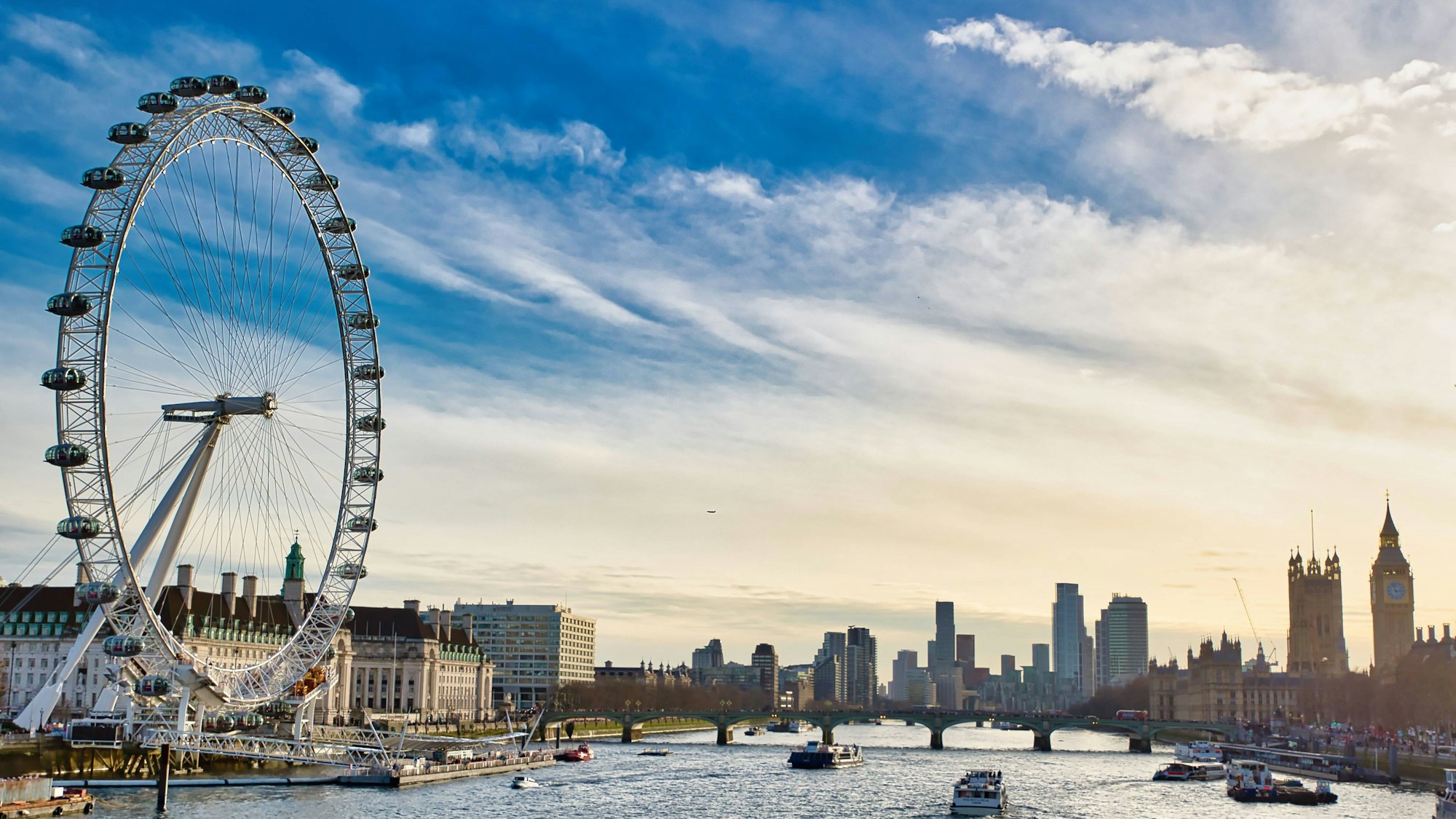 London Eye, Themse und Houses of Parliament London s skyline featuring the London Eye, river Thames, several boats, and the Houses of Parliament under a partly cloudy sky. Copyright: xZoonar.com/VasilexJechiux 22876726