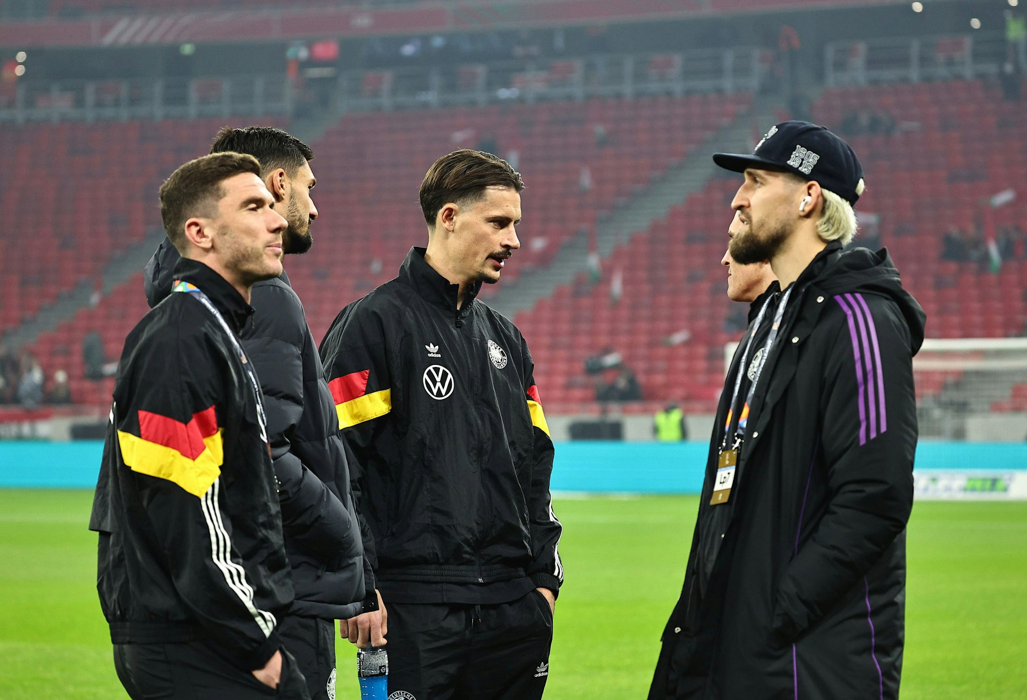 Robin Gosens gemeinsam mit Teamkollegen vor Spielbeginn.