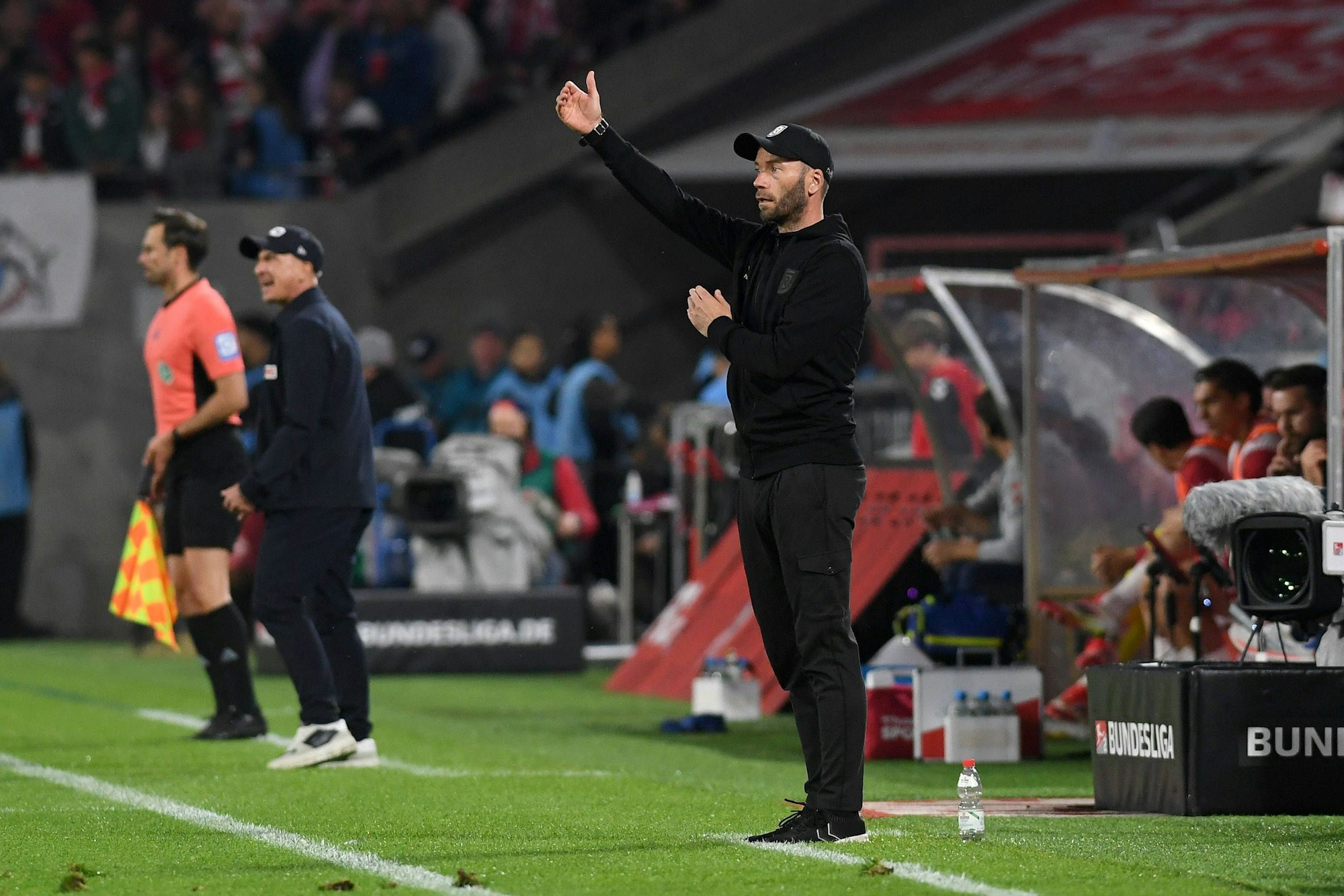 Andreas Patz gestikuliert an der Seitenlinie, im Hintergrund steht Gerhard Struber.