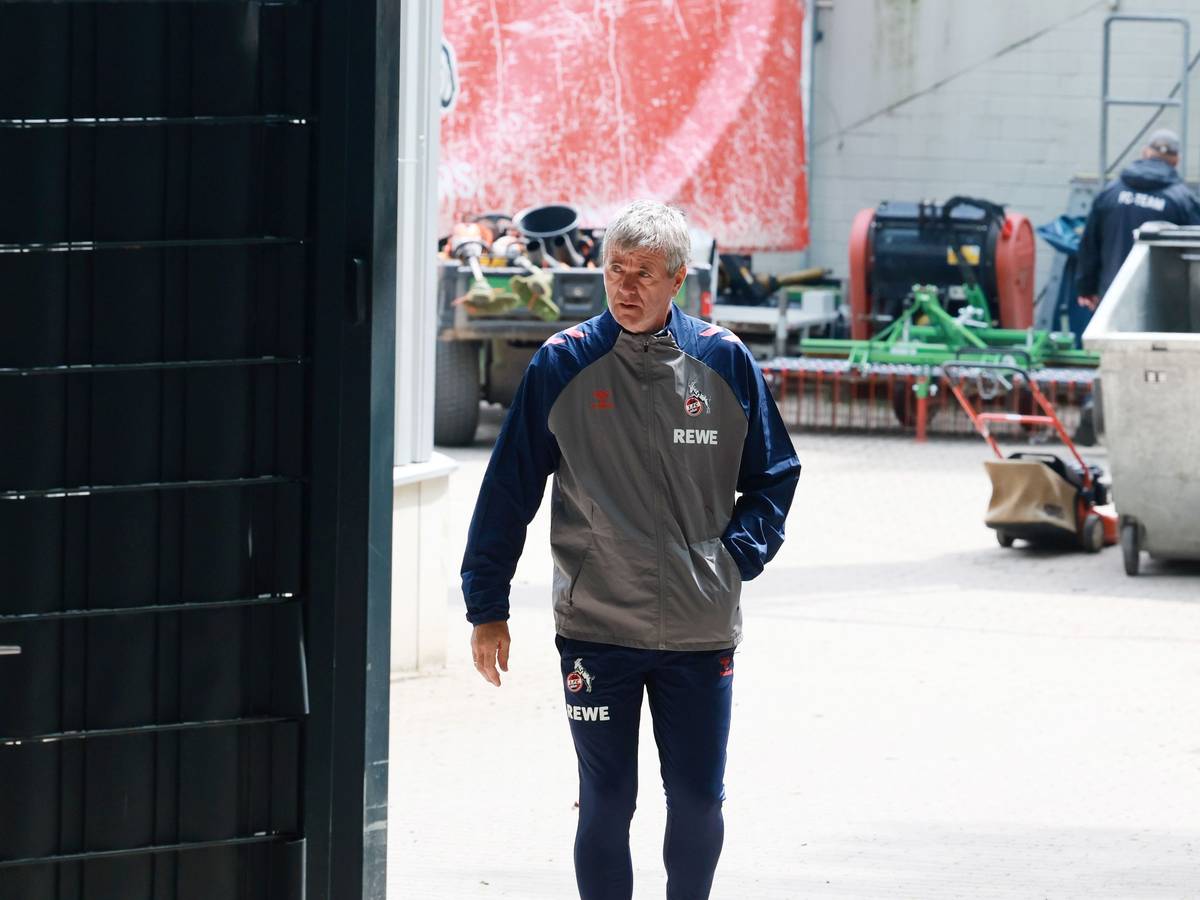 Friedhelm Funkel kommt zum Training.