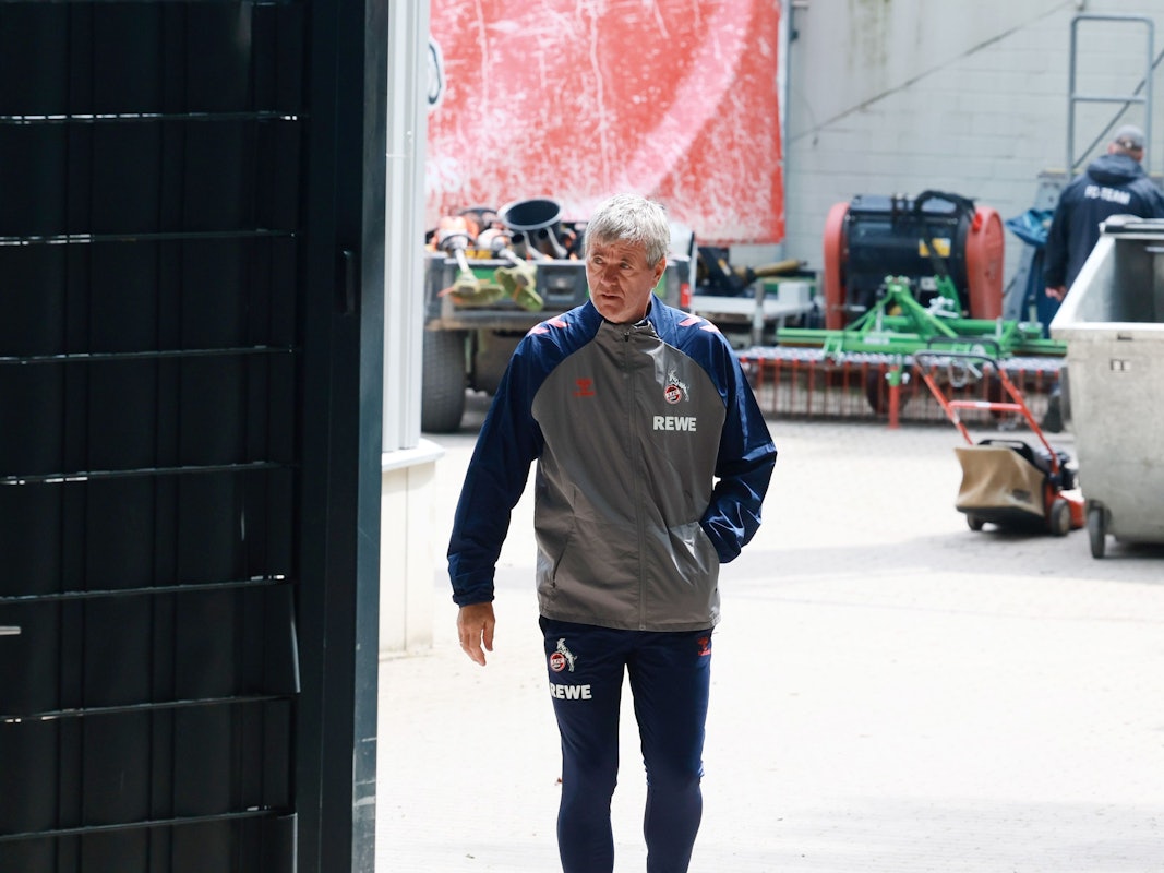 Friedhelm Funkel kommt zum Training.