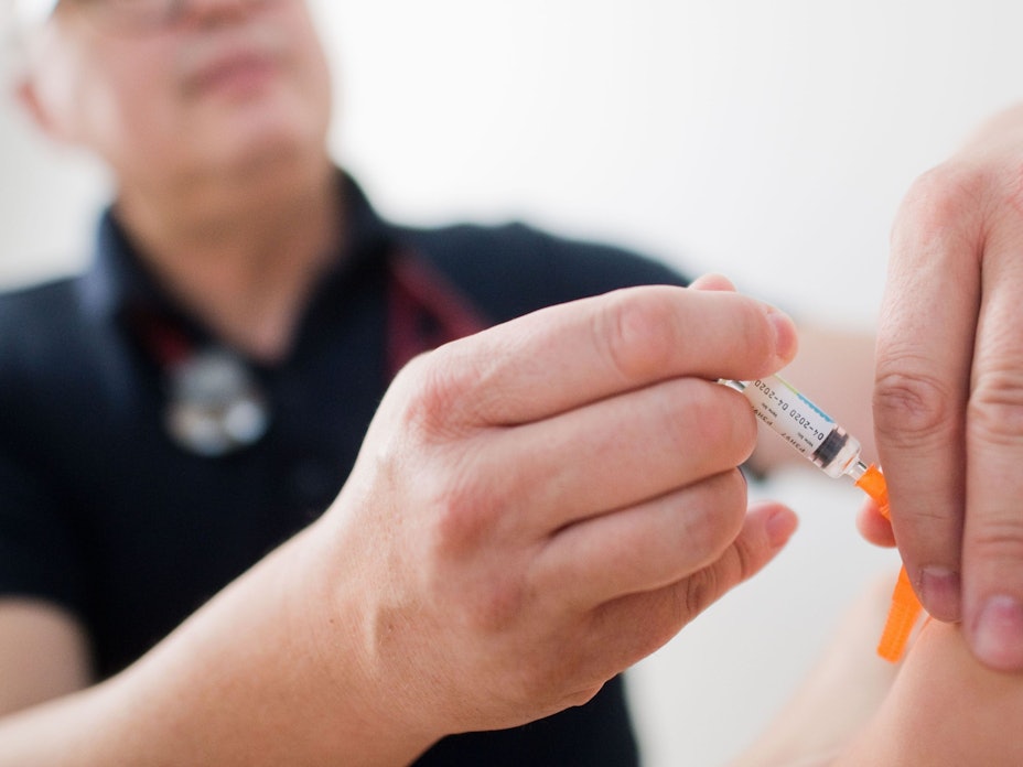 Ein Kinderarzt impft ein Kind mit einem 6-fach-Kombinationsimpfstoff gegen Diphtherie, Tetanus (Wundstarrkrampf), Kinderlähmung (Polio), Keuchhusten (Pertussis), Haemophilus influenzae Typ b (Hib) und Hepatitis B. Das RKI sieht Hinweise auf einen Diphtherie-Ausbruch in Deutschland.