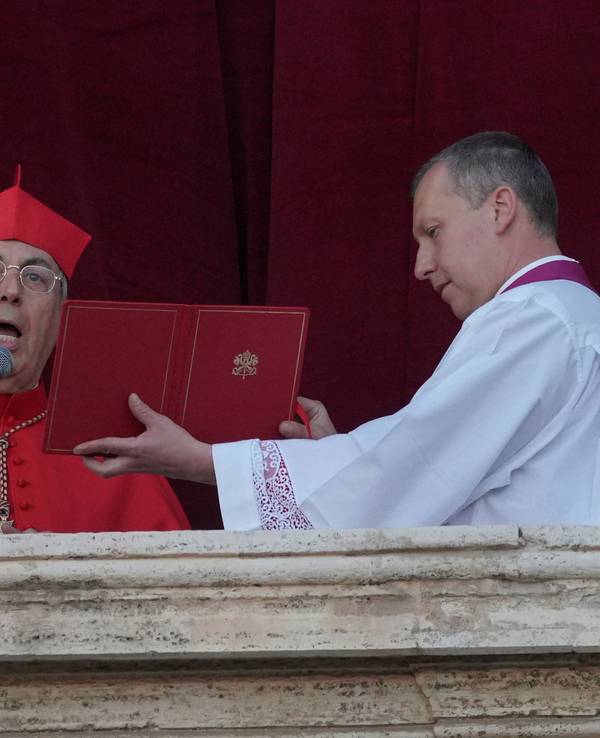 Kardinal Dominique Mamberti verkündet die Wahl des neuen Papstes im Vatikan.