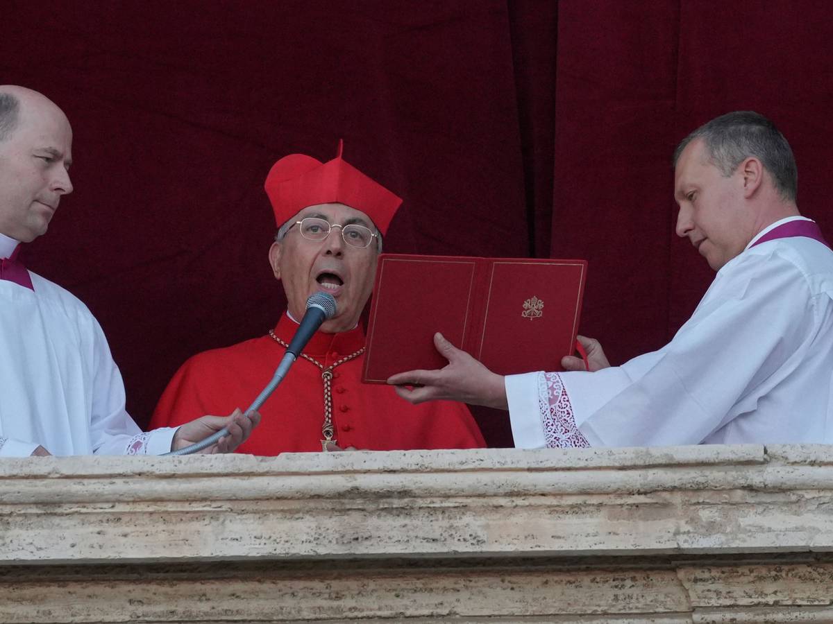 Kardinal Dominique Mamberti verkündet die Wahl des neuen Papstes im Vatikan.