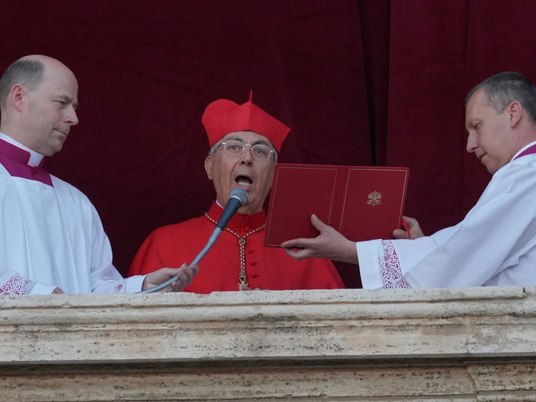 Kardinal Dominique Mamberti verkündet die Wahl des neuen Papstes im Vatikan.