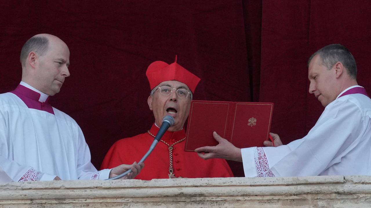 Kardinal Dominique Mamberti verkündet die Wahl des neuen Papstes im Vatikan.