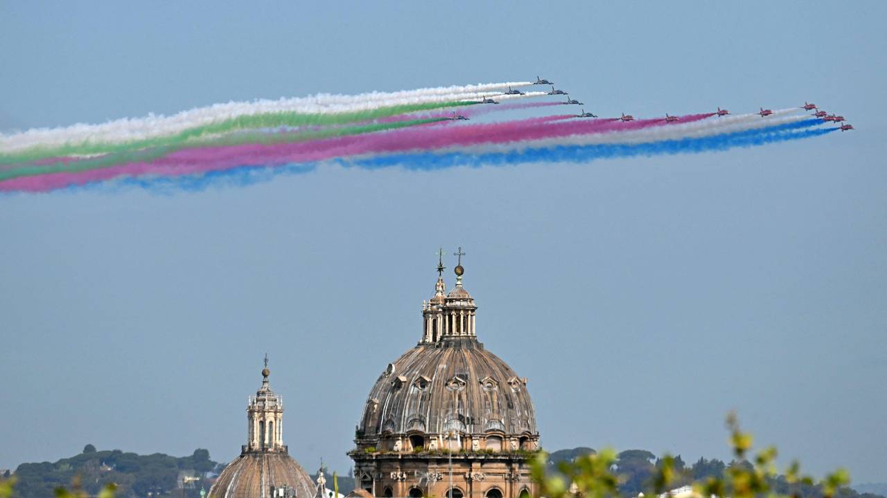 Ihre Flugshows sind waghalsig und weltberühmt: die Frecce Tricolori , hier am 8. April 2025 in Rom, anlässlich des Besuchs von König Charles III. und Königin Camilla.