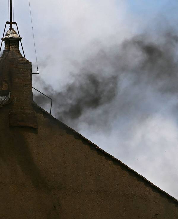 Schwarzer Rauch kommt aus der Sixtinischen Kapelle.