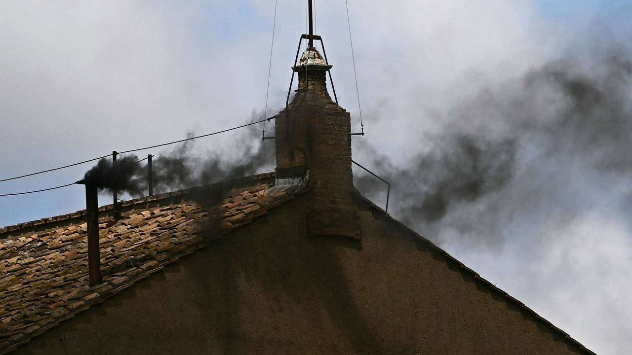 Schwarzer Rauch kommt aus der Sixtinischen Kapelle.