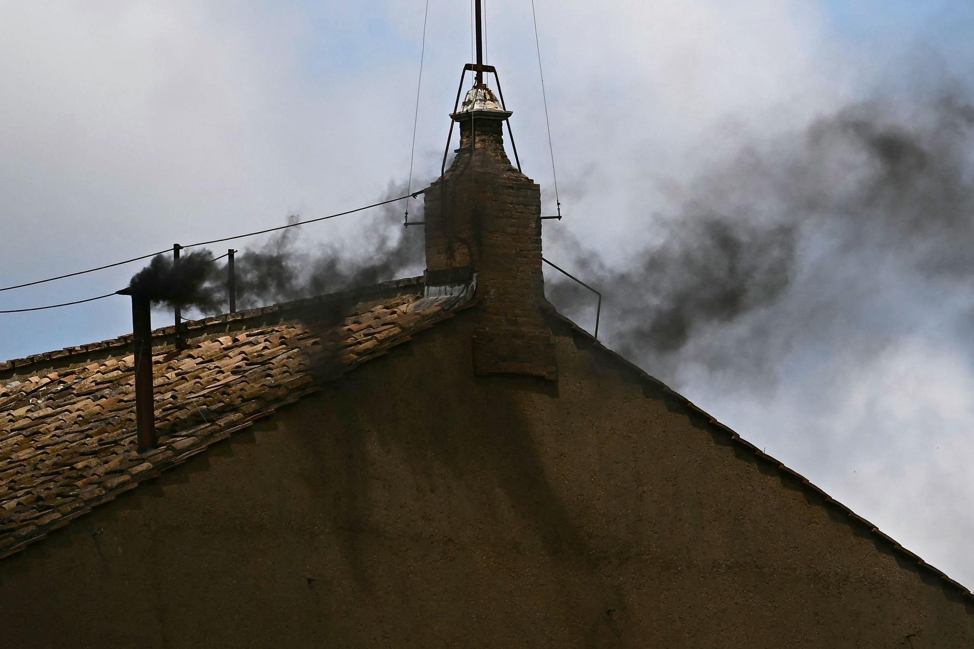 Schwarzer Rauch kommt aus der Sixtinischen Kapelle.