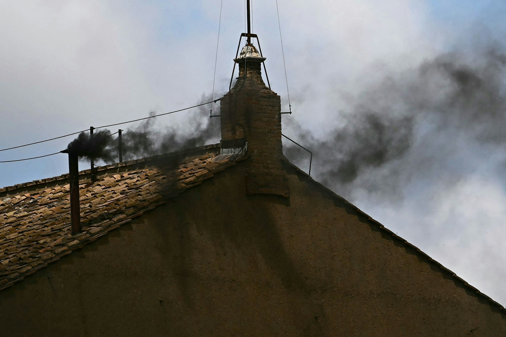 Schwarzer Rauch kommt aus der Sixtinischen Kapelle.