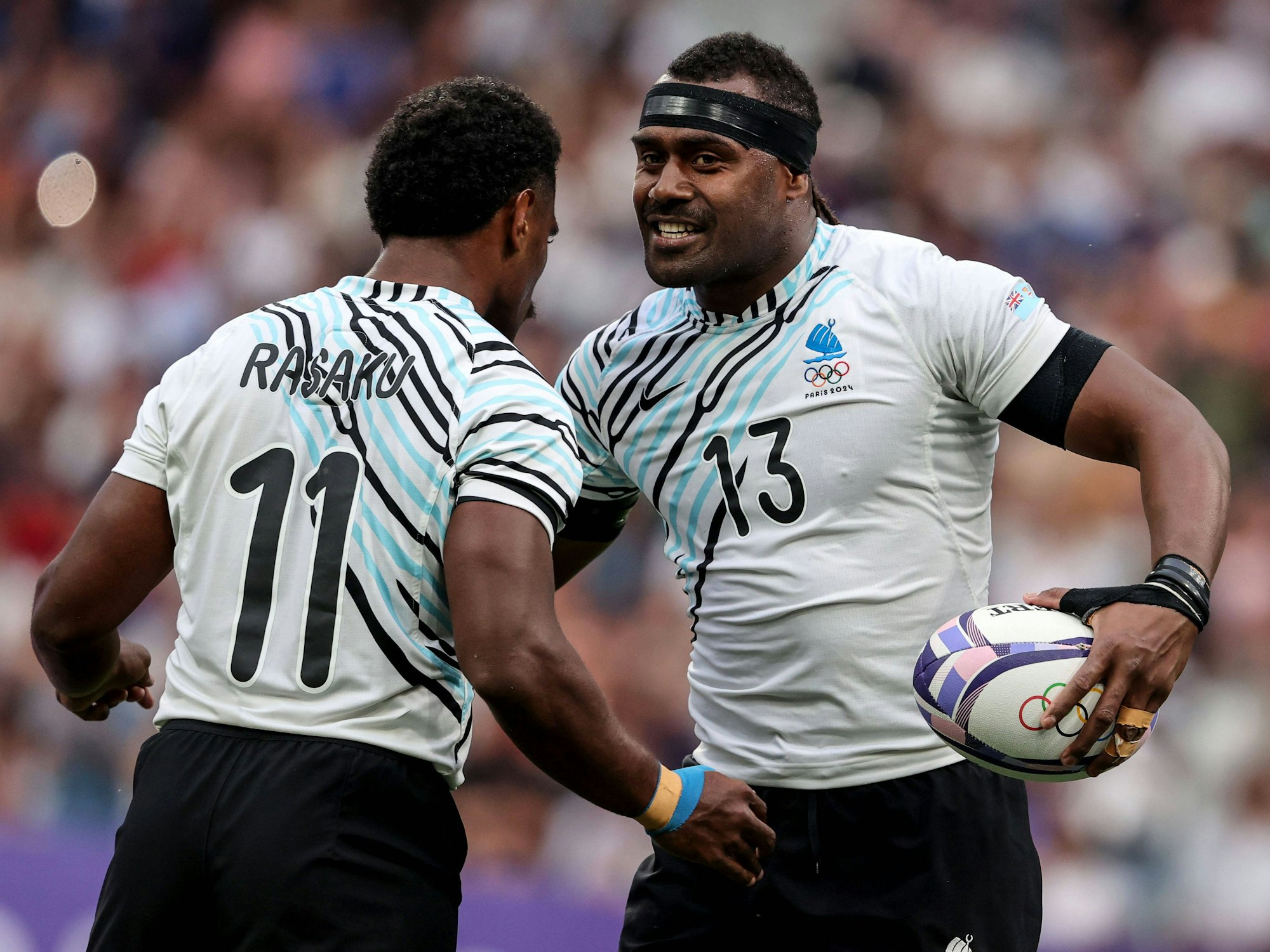 Josaia Raisuqe feiert mit einem Mitspieler.