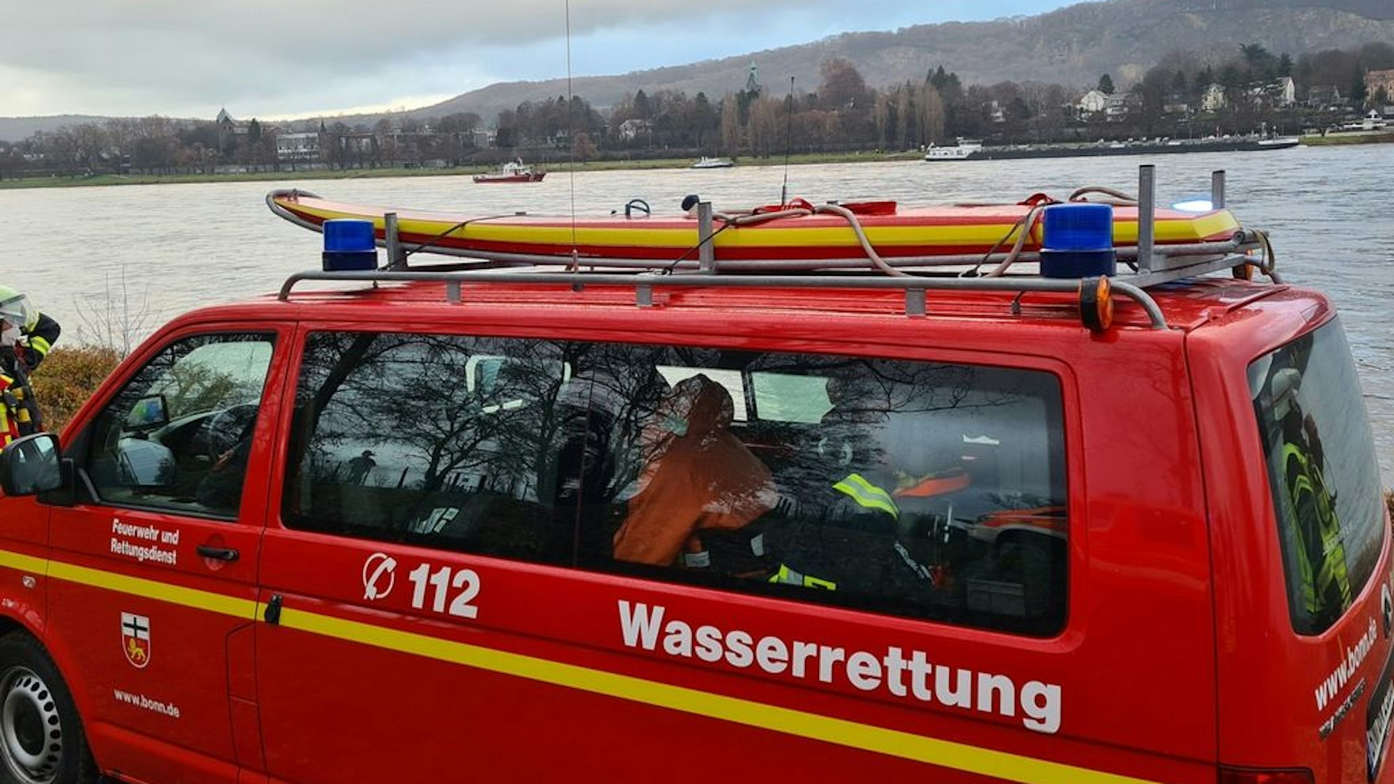 Wasserrettungsfahrzeug der Feuerwehr am Rhein nach einem Rudererunfall bei Bonn
