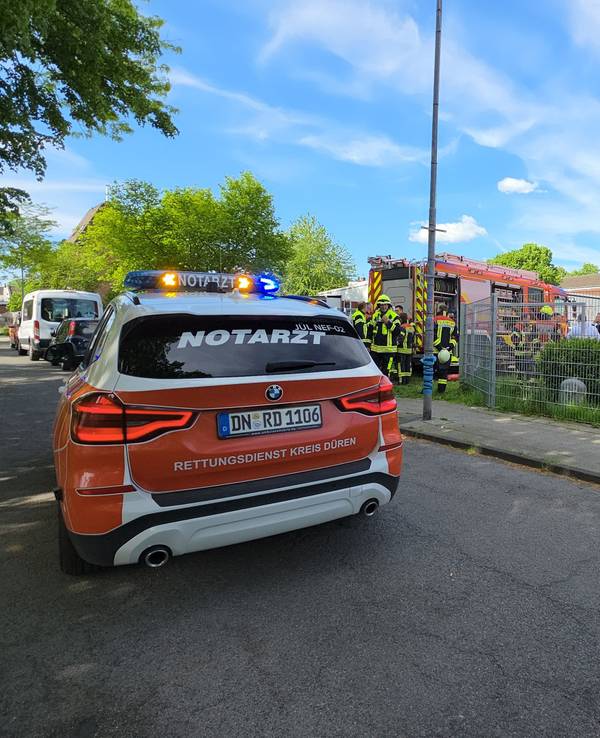 Ein Notarztfahrzeug steht am 8. Mai 2025 vor einem Zirkuszelt. Beim Brand eines Zirkuszeltes im Kreis Düren sind 17 Kinder und drei Erwachsene verletzt worden.