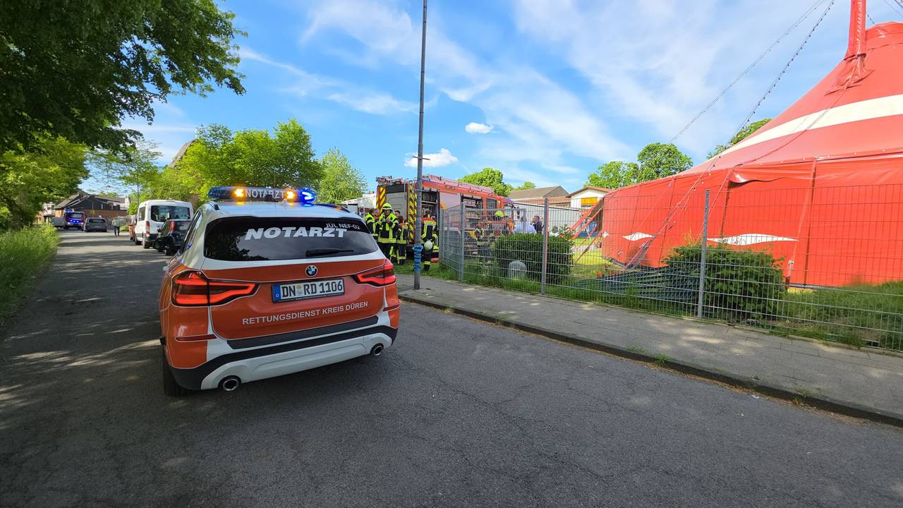 Ein Notarztfahrzeug steht am 8. Mai 2025 vor einem Zirkuszelt. Beim Brand eines Zirkuszeltes im Kreis Düren sind 17 Kinder und drei Erwachsene verletzt worden.