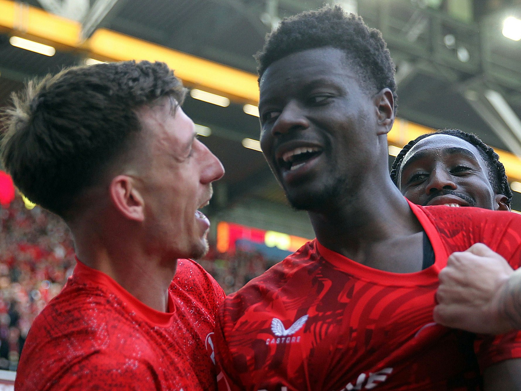 Ragnar Ache bejubelt ein Tor.