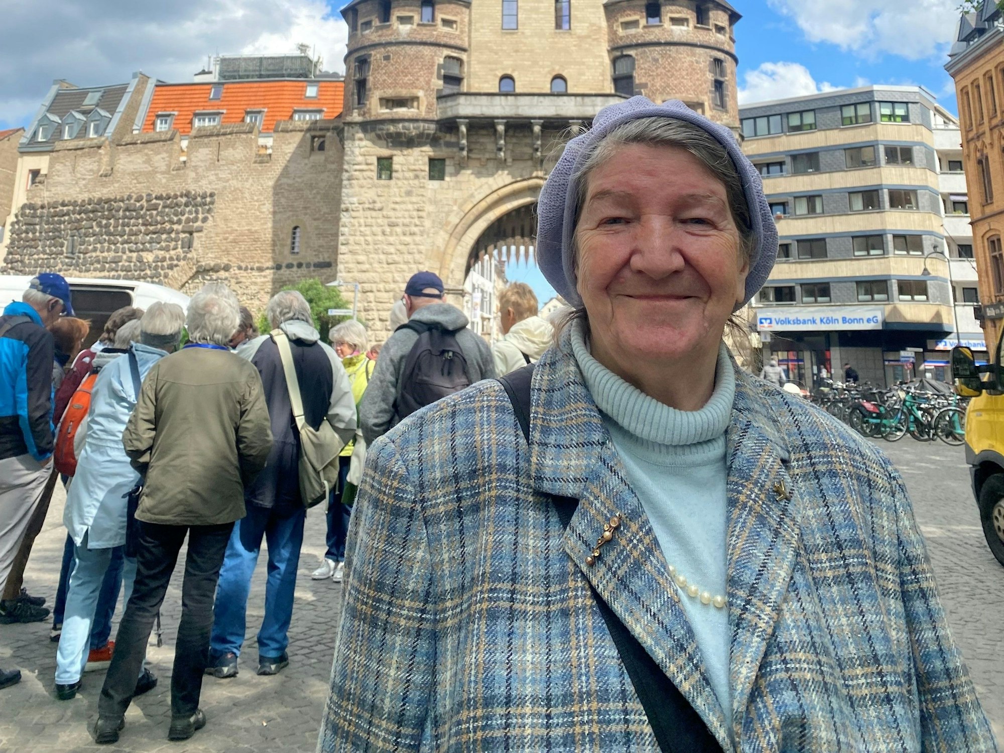 Helga Angelika Pinar vor der Torburg am Chlodwigplatz