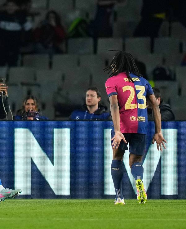 Robert Lewandowski und Jules Koundé jubeln nach einem Treffer in der Champions League gegen Borussia Dortmund.