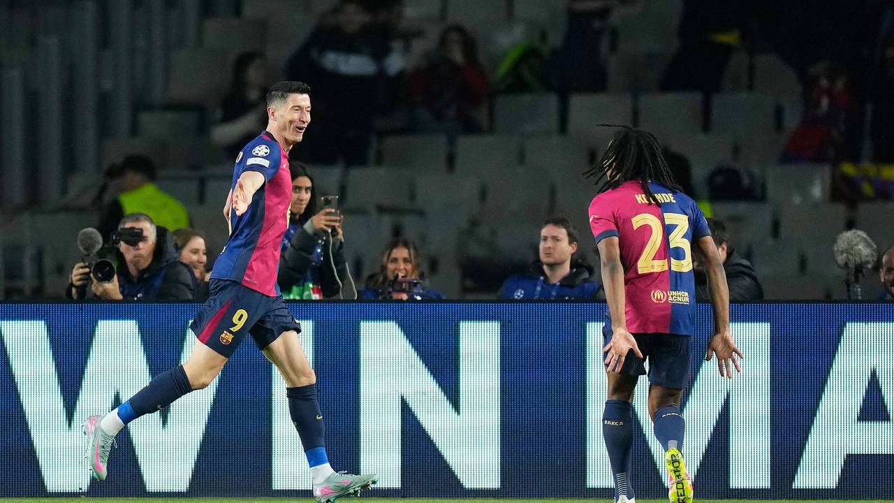Robert Lewandowski und Jules Koundé jubeln nach einem Treffer in der Champions League gegen Borussia Dortmund.