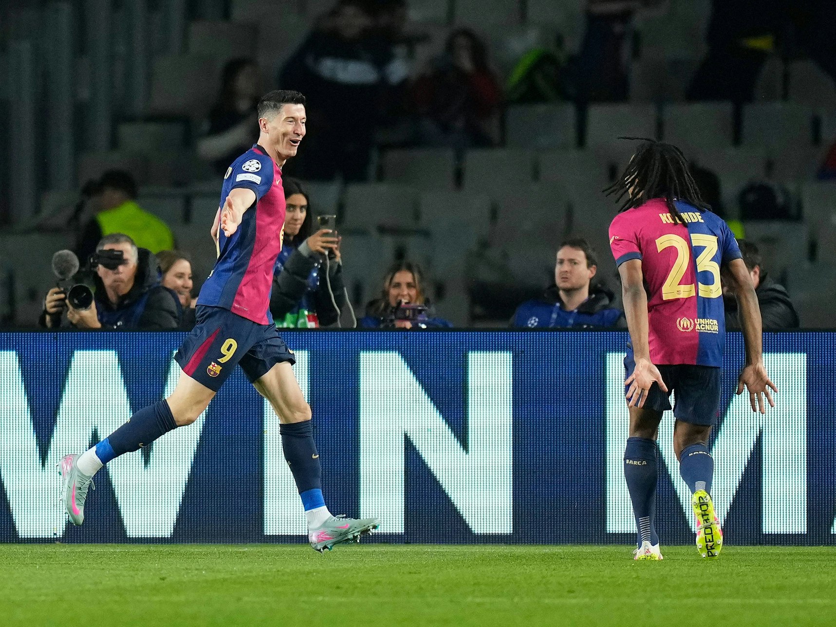 Robert Lewandowski und Jules Koundé jubeln nach einem Treffer in der Champions League gegen Borussia Dortmund.