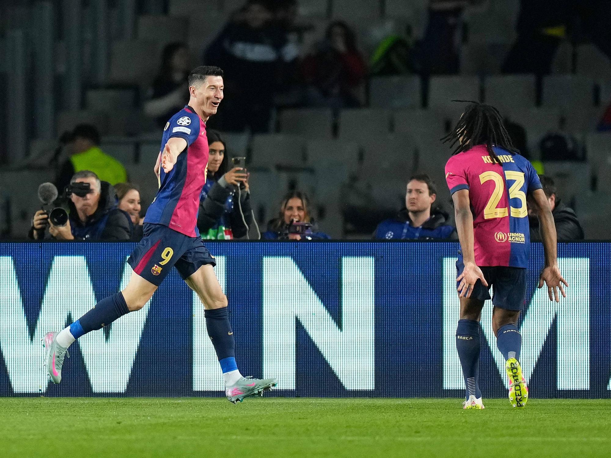 Robert Lewandowski und Jules Koundé jubeln nach einem Treffer in der Champions League gegen Borussia Dortmund.