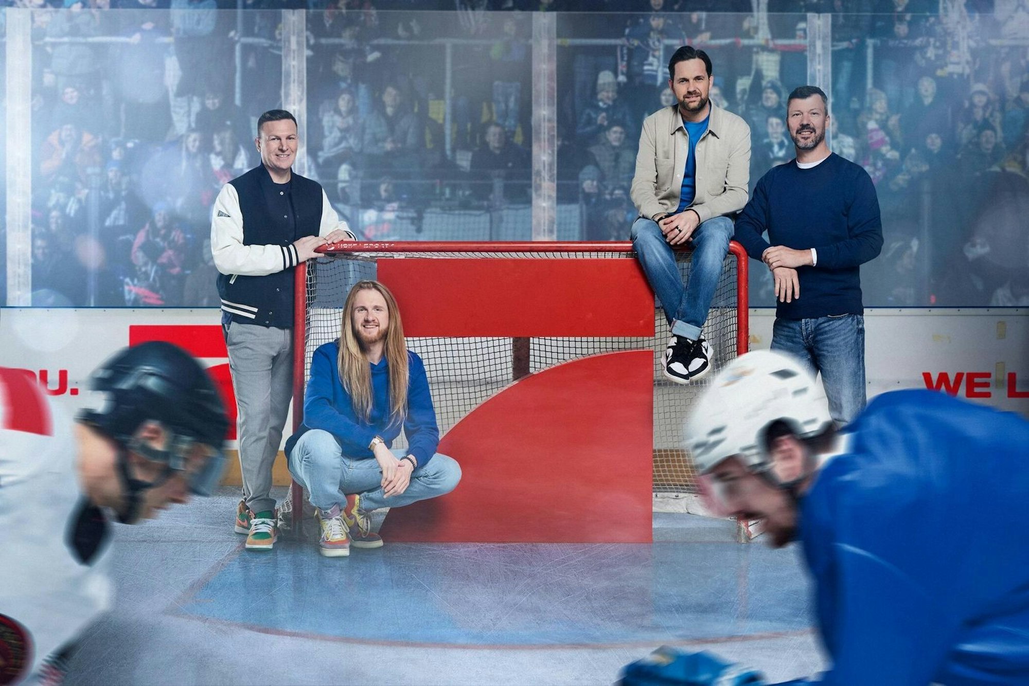 Von links: Kommentator Basti Schwele, Reporter Christoph „Icke“ Dommisch, Moderator Matthias Killing und Experte Rick Goldmann bilden das starke ran-Team direkt an der Eisfläche. (Bild: Seven.One / Marc Rehbeck)