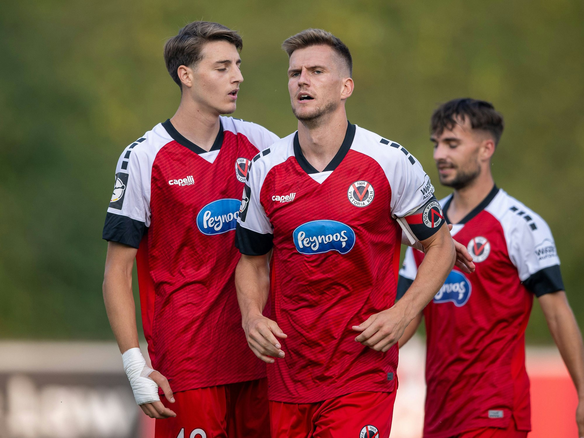 Malek El Mala und Moritz Fritz nach einem Tor.