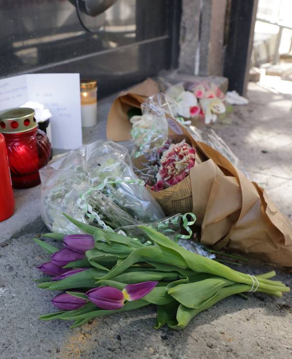 Vor der Filiale legten Kollegen und Kolleginnen der getöteten Frau Blumen, Kerzen und eine Karte mit einem letzten Gruß nieder.