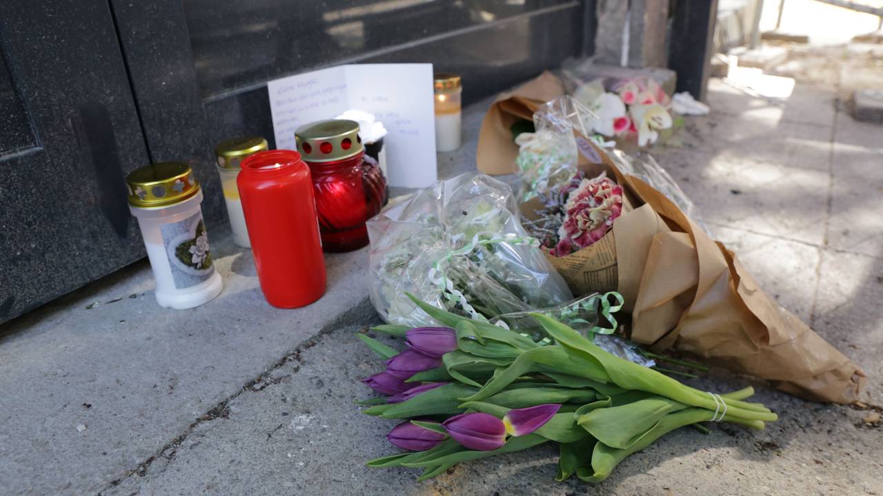 Vor der Filiale legten Kollegen und Kolleginnen der getöteten Frau Blumen, Kerzen und eine Karte mit einem letzten Gruß nieder.