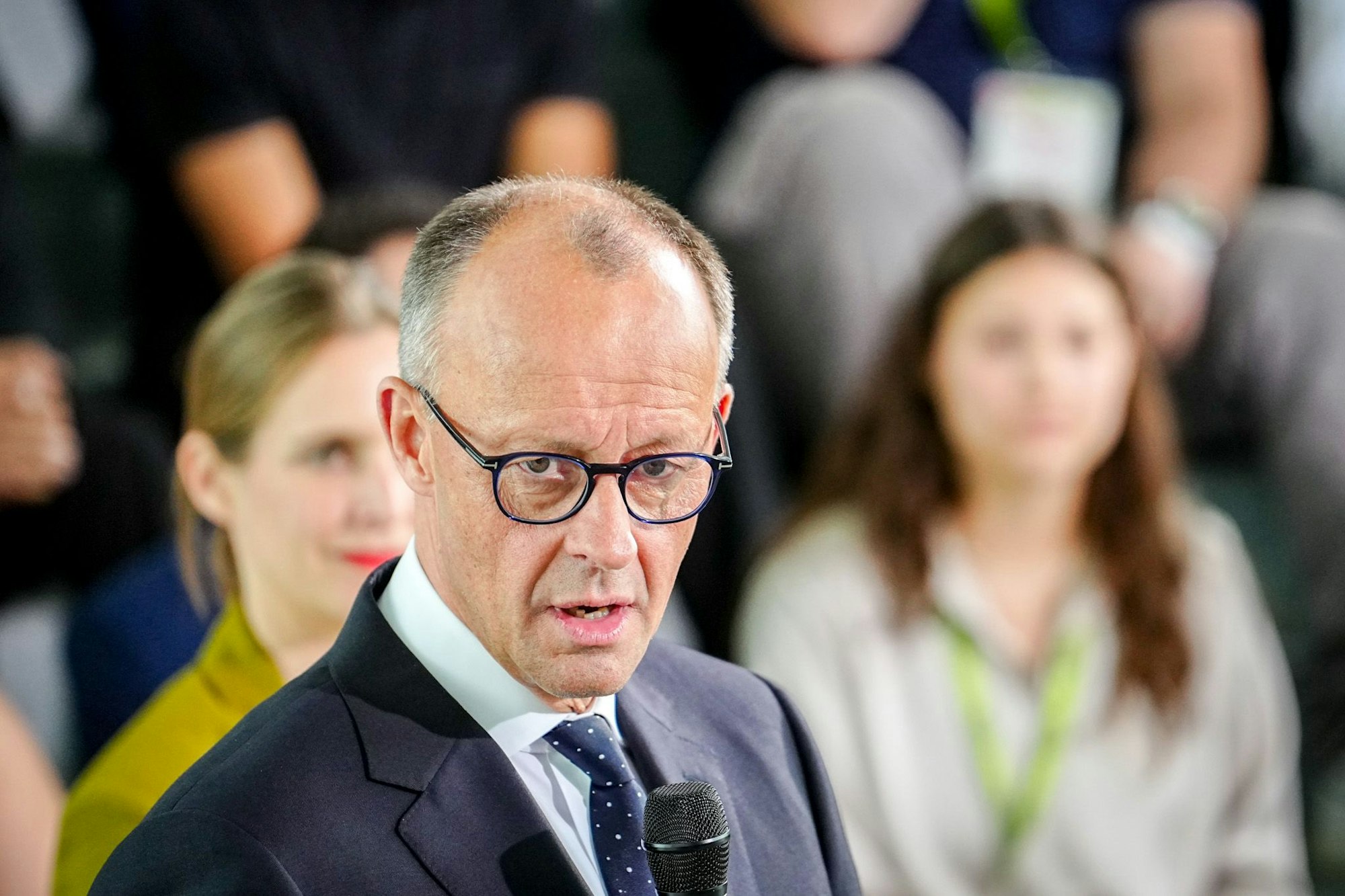 08.05.2025, Berlin: Bundeskanzler Friedrich Merz (CDU) spricht zu Beginn des Treffens mit dem multilateralen Jugendcamp «Youth4Peace» zu den Jugendlichen. Foto: Kay Nietfeld/dpa +++ dpa-Bildfunk +++