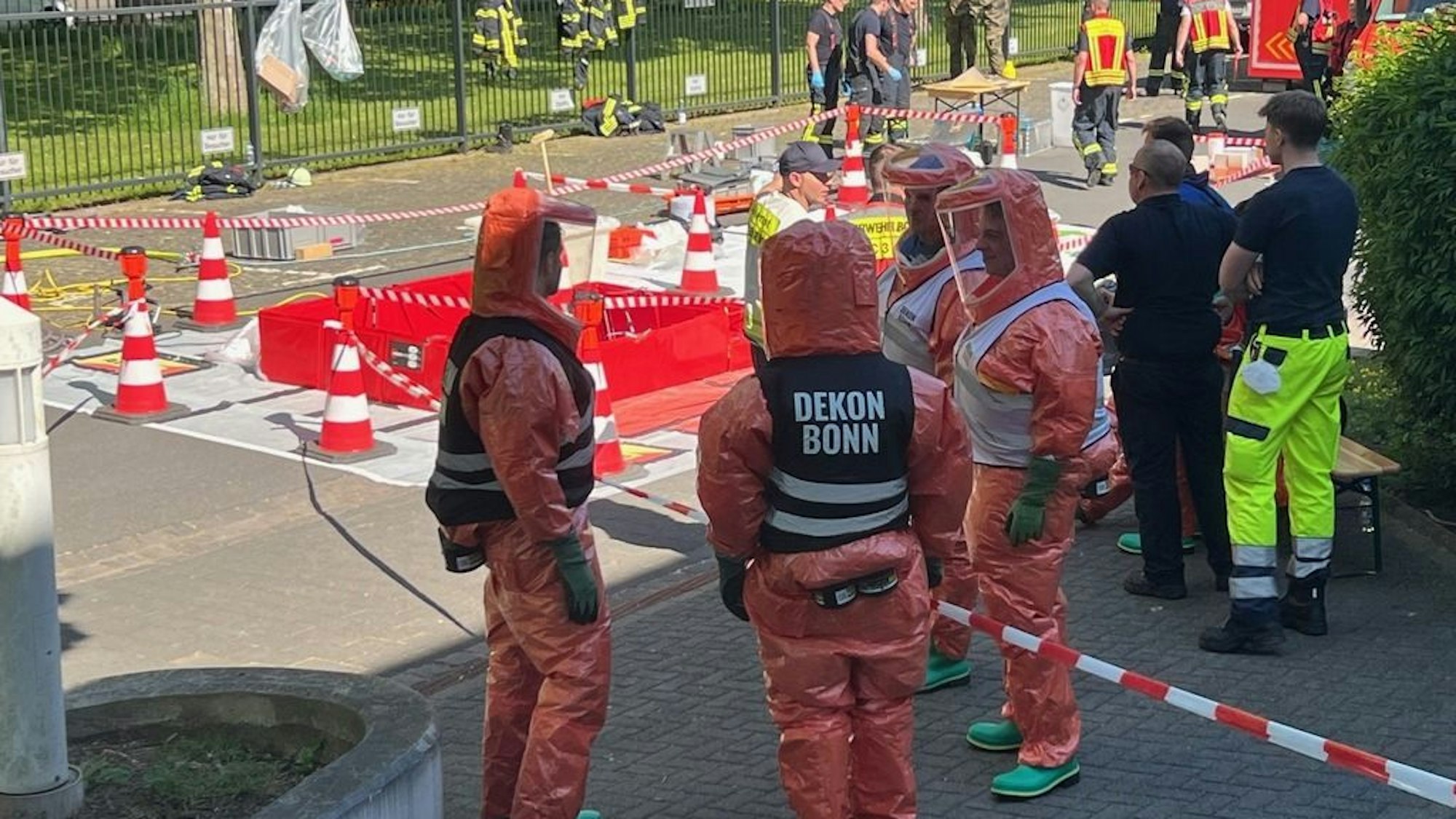 Feuerwehrleute in Schutzausrüstung bei einem Großeinsatz nach dem Fund einer verdächtigen Briefsendung in einer Poststelle im Bonner Stadtteil Hochkreuz