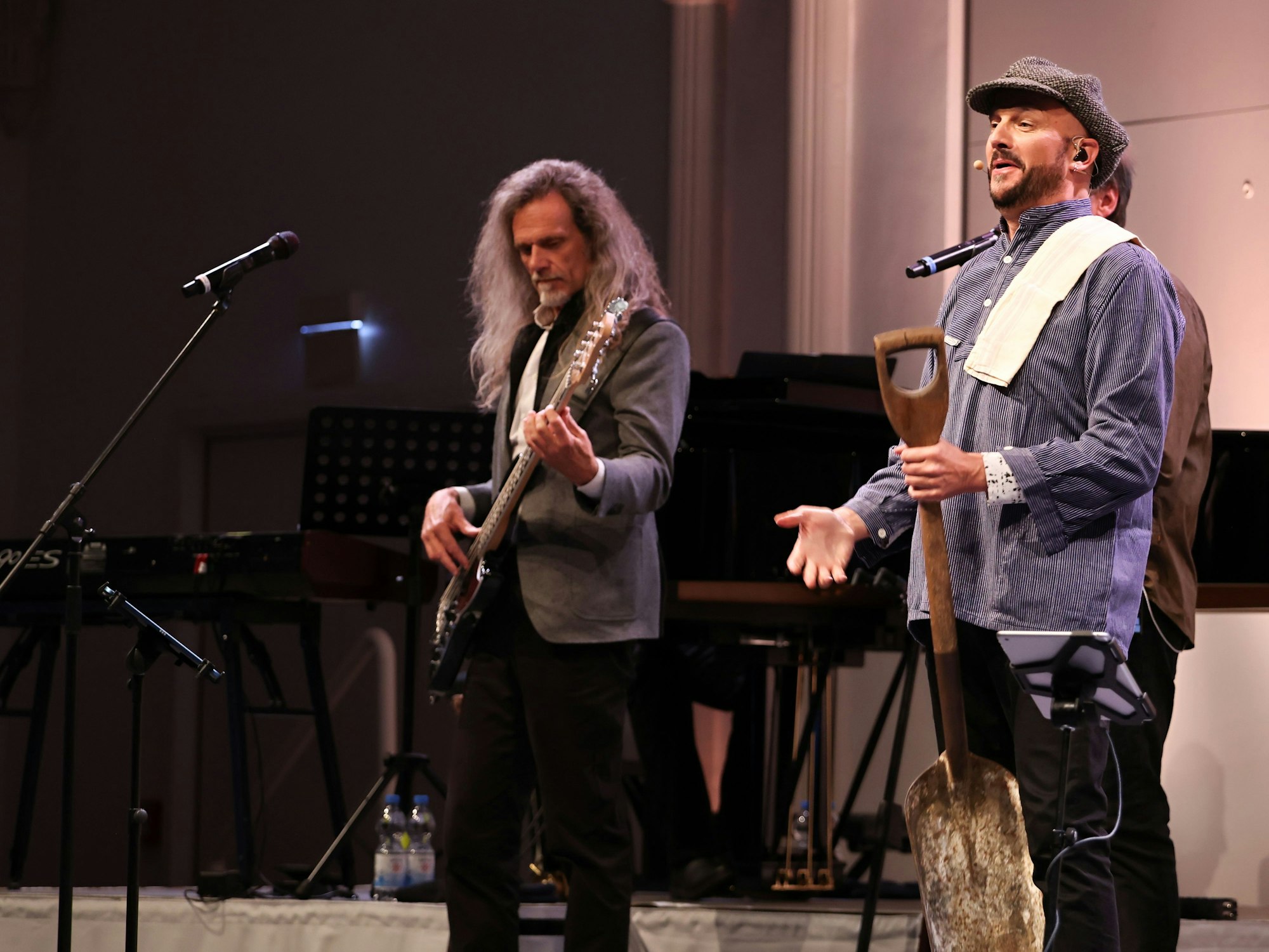 Pit Hupperten mit Schaufel auf der Bühne.